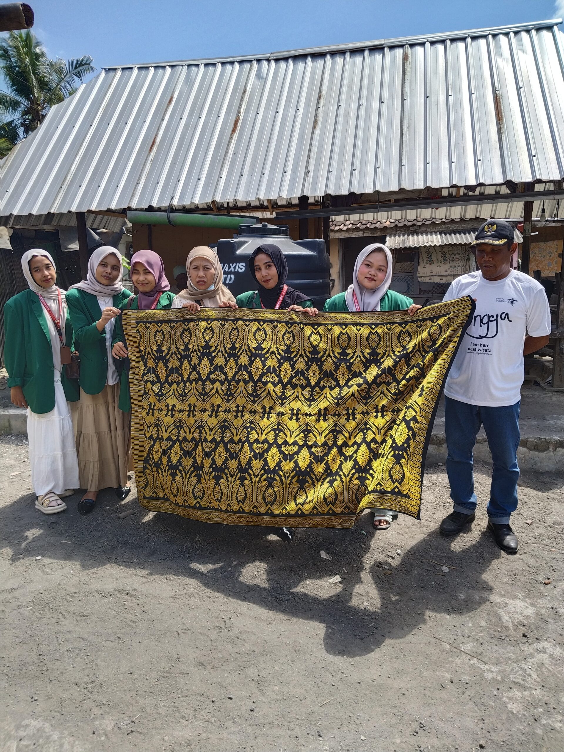 Songket Desa Ungga: Menenun Benang Budaya dan Ekonomi di Lombok